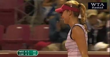 Alize Cornet et son telephone qui sonne Alize Cornet et son telephone qui sonne